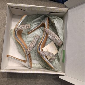 NWT Silver metallic heels 7.5